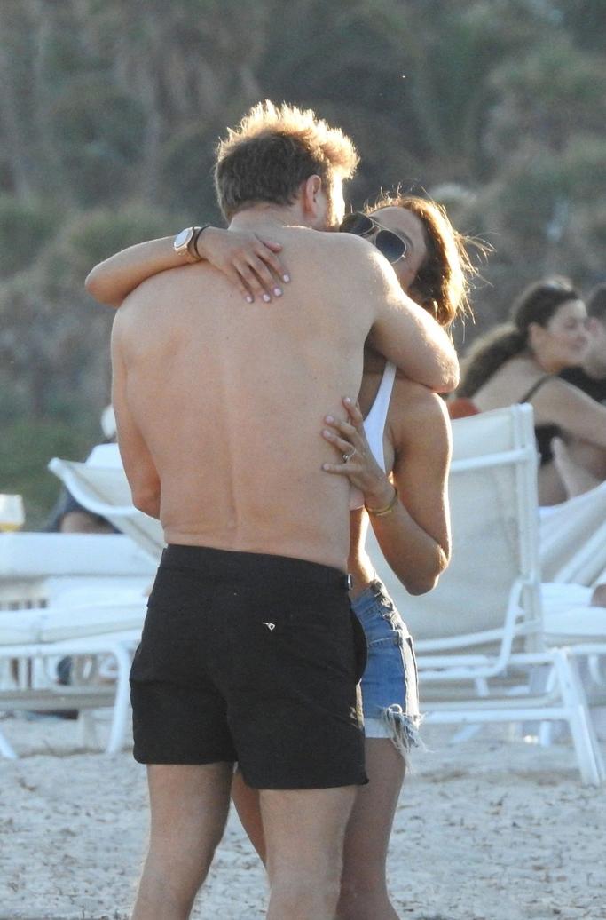 En somme, la rupture entre Jessica Ledon et David Guetta survient après sept années d’une relation intense, mais compliquée par des emplois du temps chargés et des modes de vie divergents. Ce couple improbable, fruit d’une rencontre après un divorce douloureux, a finalement fait naufrage à cause de la distance et des priorités.