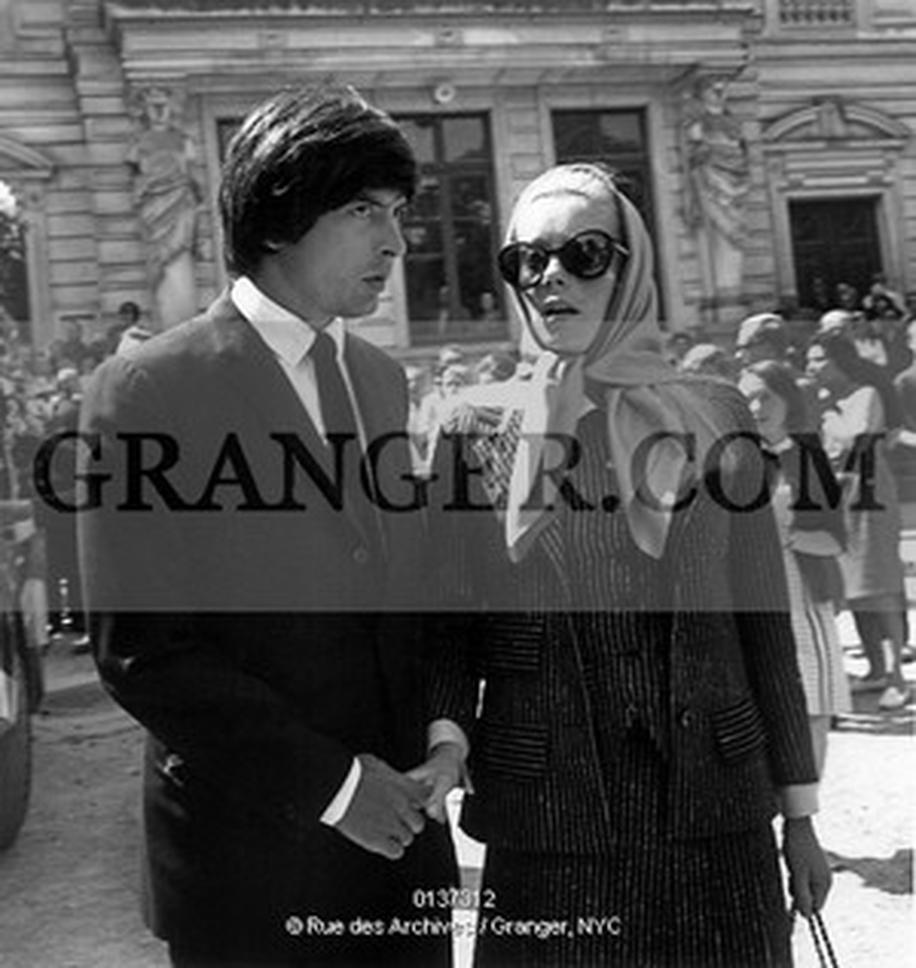 Trente ans après la mort de Françoise, Catherine Deneuve réalise un documentaire poignant intituléElle s’appelait Françoise. Un moyen de rendre hommage et d’explorer ce deuil longtemps tu. Elle veut aussi aider les autres confrontés à des pertes similaires.