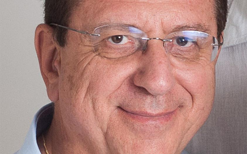 Fred Hermel vie privée, c’est un sujet aussi secret que captivant.Ce journaliste passionné de football et consultant vedette de RMC ne livre pas tout au premier regard. Mais en fouillant un peu, on découvre un homme à la vie riche et étonnamment attachée à ses racines. En prime, il dévoile aussi des confidences inédites sur des icônes du ballon rond comme Karim Benzema. Alors, qui est vraiment Fred Hermel hors antenne ? Quelle place tient sa vie privée dans son univers professionnel ?
