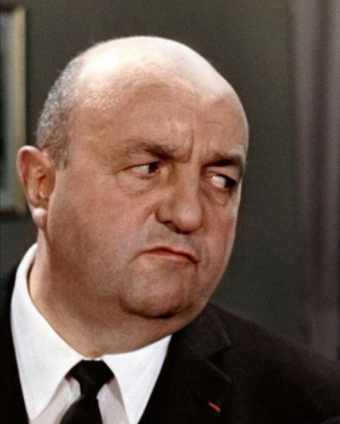 Bernard Blier n’a pas de tombe traditionnelle, car il a fait don de son corps à la science. Cependant, un monument discret lui rend hommage au cimetière parisien de Thiais, où plusieurs plaques commémorent ceux qui ont choisi ce même destin.