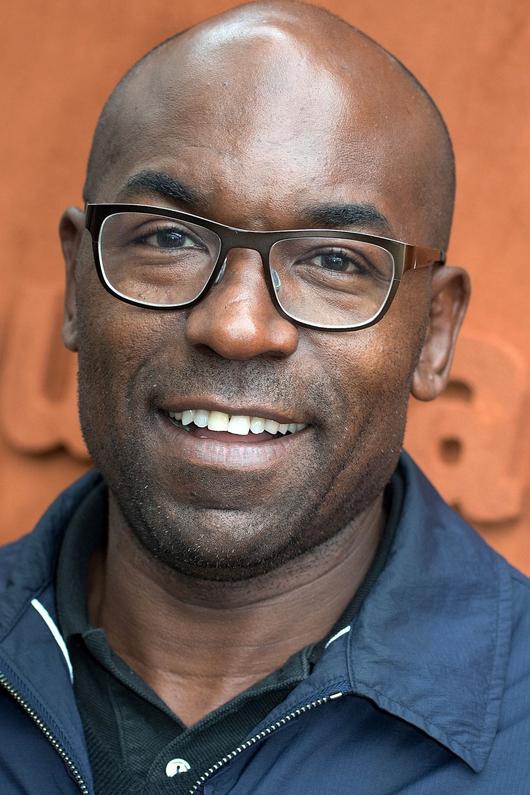 Lucien Jean-Baptiste a vécu un drame familial profond, la perte de son enfant à l’âge de 30 ans, un événement qui a bouleversé sa vie et orienté toute sa carrière vers le cinéma et le théâtre.Mais ce n’est pas qu’une histoire de tristesse : ce virage douloureux a aussi donné naissance à une carrière riche et à une famille recomposée pleine de vie. Plongeons dans cette histoire mêlant douleur, résilience et création.