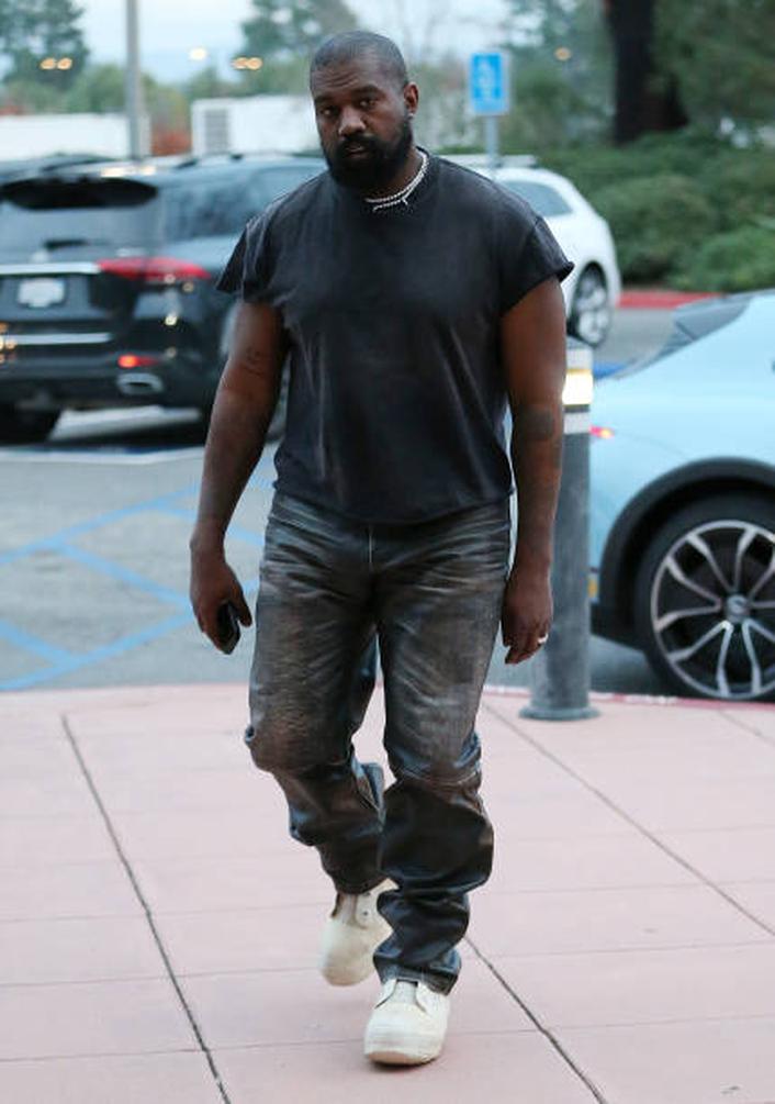 Comme nous l'avons vu, Kanye West est officiellement né le 8 juin 1977. À l’heure où ce texte est écrit (2025), il a 47 ans. Pour les curieux du détail, il serait même âgé de 47 ans, 10 mois et 28 jours, et il vivra son 48ème anniversaire dans un peu plus d’un mois.