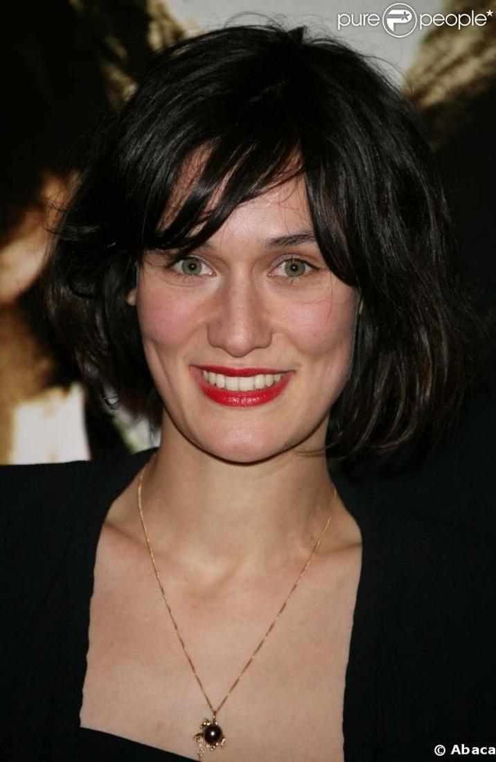 Alors, qui est le fameux compagnon de Clotilde Hesme ? Vous vous demandez sûrement ce que cache sa vie privée, loin des projecteurs.Clotilde Hesme est mariée à Marc Wilhelm, un technicien de cinéma, avec qui elle partage deux enfants, un garçon et une fille.Simple et discret, Marc est bien plus qu’un simple compagnon pour cette actrice talentueuse et engagée.