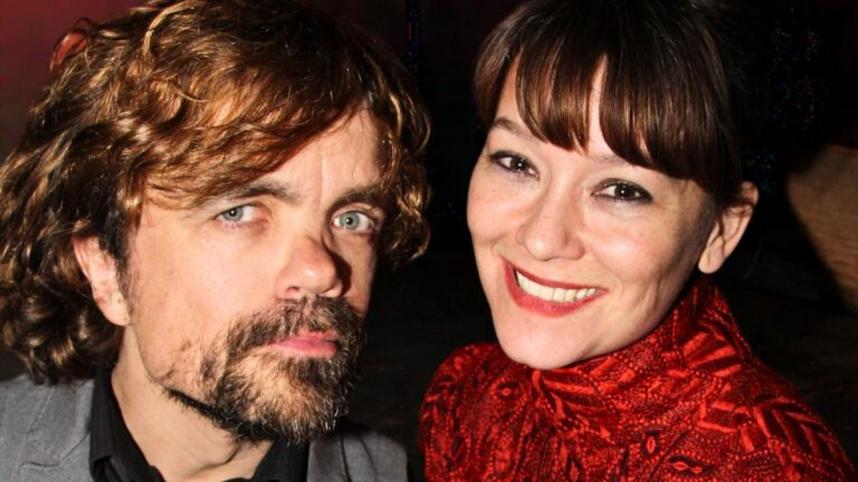 Le silence sur leurs enfants montre la volonté du couple de protéger leur vie privée. Peter interdit même à sa fille de venir sur le plateau de Game of Thrones, évitant ainsi de l’exposer à la pression médiatique.