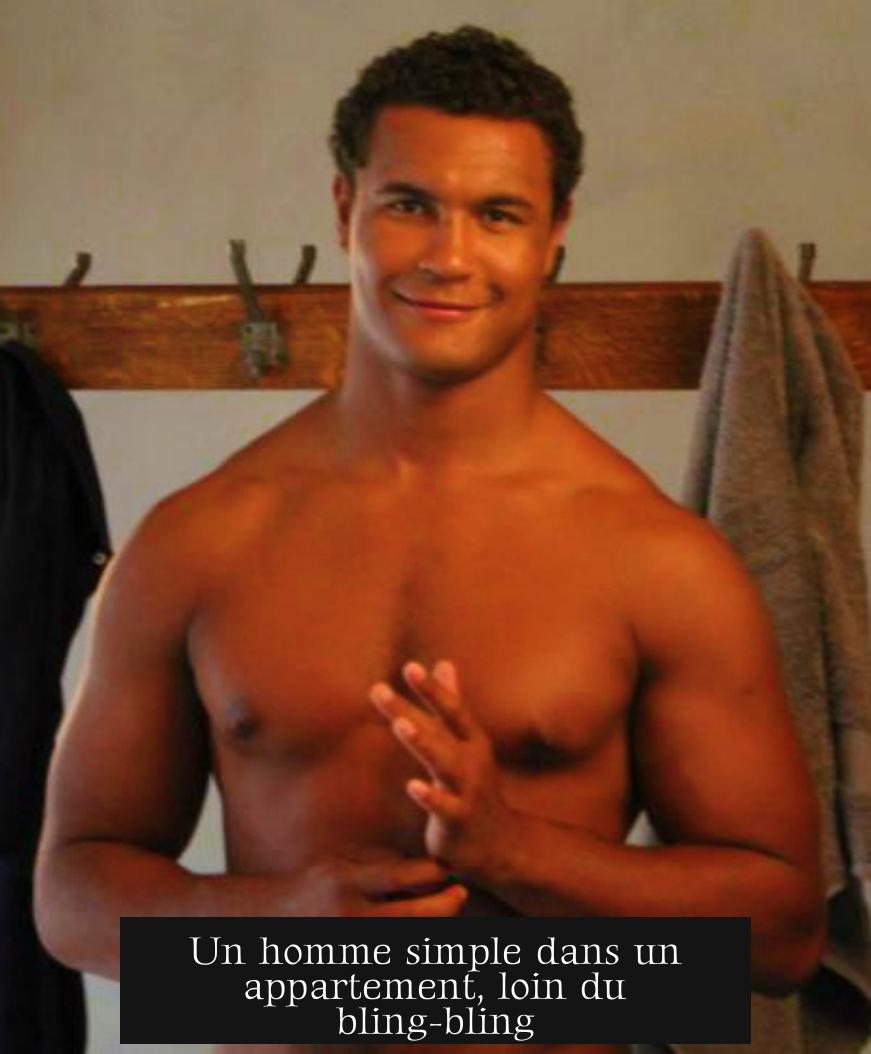 Un homme simple dans un appartement, loin du bling-bling