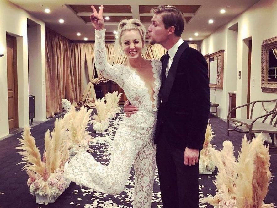 Kaley n’a pas fait les choses à moitié côté look. Pour la cérémonie, elle portait une robe blanche en dentelle avec cape, signée Reem Acra, accessoirisée par Brad Goreski et Daniela Romero. Karl, quant à lui, était classique en smoking noir. Pour la réception, Kaley a opté pour un combi-pantalon en dentelle Tadashi Shoji et des chaussures Louise et Cie, tout en remontant ses cheveux en queue de cheval. Changement stylé et pratique pour danser toute la nuit.