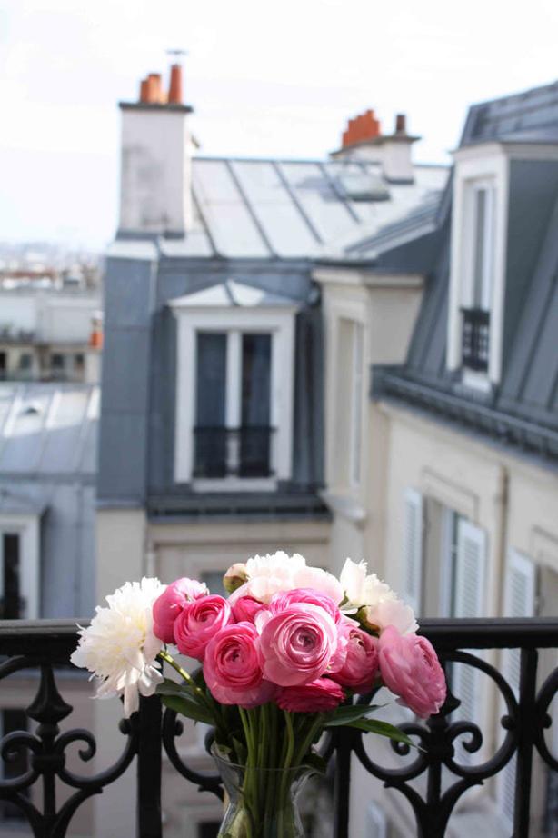 Louane vit seule avec Florian et leur petite Esmée, née en mars 2020. Son appartement dans le 18e est un lieu aussi chaleureux que fonctionnel. Elle le décrit comme un espace où elle peut à la fois élever sa fille et créer sa musique. En décembre 2023, elle a même ouvert les portes de ce lieu à Vogue France, révélant un intérieur mêlant vintage et confort moderne.