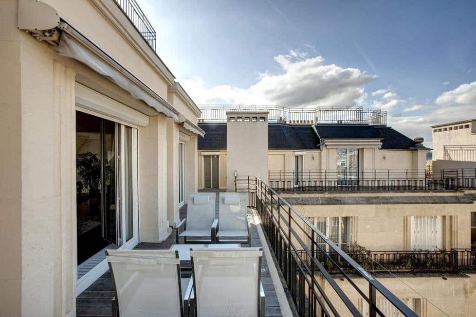 Ce choix de localisation n’est pas anodin. Bien que le site d’entraînement du PSG soit situé un peu plus loin, Mbappé privilégie la vie intra-muros, dans un environnement qui symbolise l’élégance parisienne et favorise son bien-être personnel. Il évite ainsi la routine et profite pleinement du charme des quartiers chics du 16e avec son ambiance feutrée.