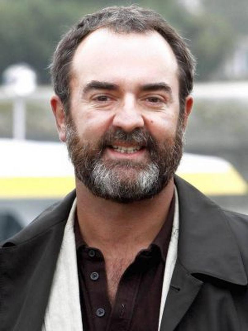 Bruno Solo ne se limite pas à un seul rôle. Acteur, il joue dans divers films et séries. Animateur, il a dirigé des émissions télé. Scénariste et réalisateur, il est aussi derrière la caméra. Cette diversité a contribué à entretenir sa popularité sur le long terme. En fait, à 60 ans, il a parcouru un chemin qui ferait rougir bien des jeunes comédiens.