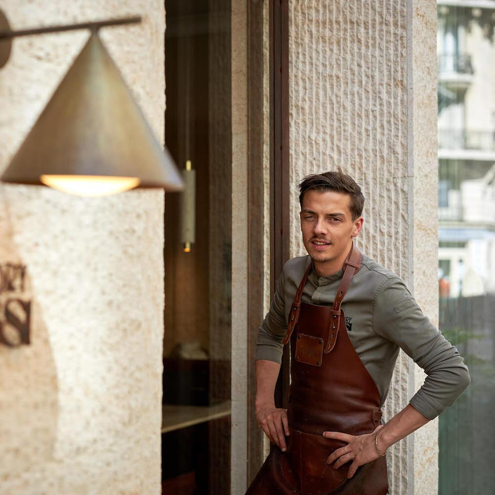 Son excellence est reconnue grâce à son talent, pas à son nombre d'yeux. Il a même participé àCauchemar en cuisinesur M6, où il a pu montrer qu’un cuisinier peut exceller malgré un œil perdu.