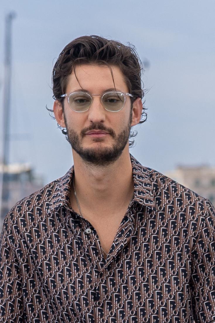 Au-delà de « Mascarade », Pierre Niney est une figure incontournable du cinéma français moderne. Celui qui fut le plus jeune sociétaire masculin de la Comédie Française a déjà joué dans des œuvres telles queYves Saint Laurent,Frantz, etBoîte noire.