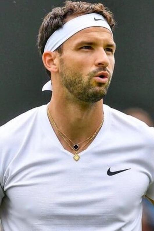 Malgré quelques interruptions comme une panne électrique lors d’un match, Dimitrov garde le moral avec ses proches et ses fans. Rien ne semble perturber son équilibre, ni sur le court, ni en amour.