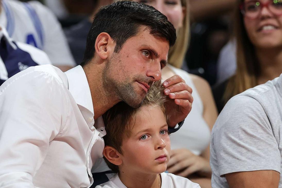 La jeunesse bouleverse, renouvelle. Mais rien ne vaut la sagesse de la légende. Et parfois, sur un court, fils et père, rivalités et alliances, s’entremêlent pour écrire la prochaine page du tennis mondial.