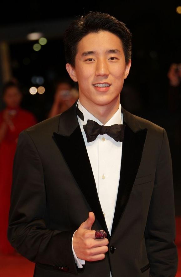 Jackie Chan ne laisse rien passer. DansNever Grow Up, il raconte comment il a dû avoir recours à des mesures radicales pour faire entendre ses valeurs à son fils. Exemple : Jaycee ne faisait pas attention à l’électricité chez lui, laissant les lumières allumées inutilement. Après avoir demandé sans résultat, Jackie coupe personnellement l’électricité de son appartement. C’est un geste fort qui traduit la ténacité paternelle et l’expression d’un style d’éducation sévère.