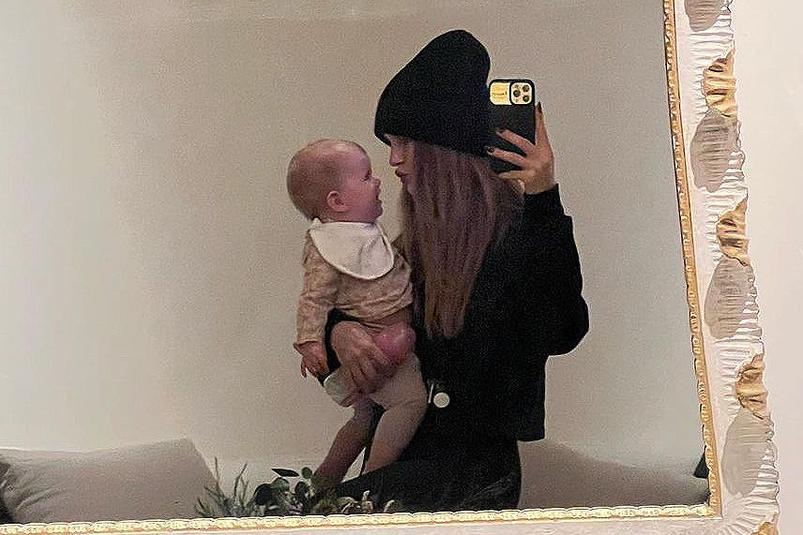 Rosie ajoute qu'elle veut offrir à Jack et Isabella une enfance normale malgré leur renommée mondiale. Le couple multiplie les efforts pour que leurs enfants grandissent loin de l’excès médiatique, dans un cocon sécurisant et affectif.