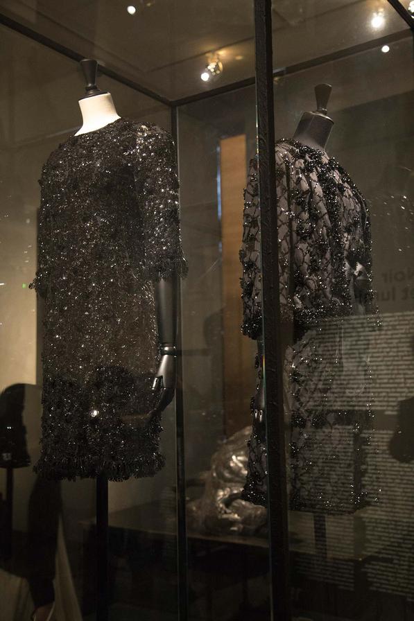 L'exposition Balenciaga à Paris est une immersion fascinante dans l'héritage unique du couturier espagnol Cristóbal Balenciaga, célébrée à travers plusieurs événements emblématiques entre 2012 et 2024. Ces rendez-vous parisiens honorent un artiste qui a façonné la haute couture tout en offrant une expérience culturelle riche et immersive aux visiteurs.