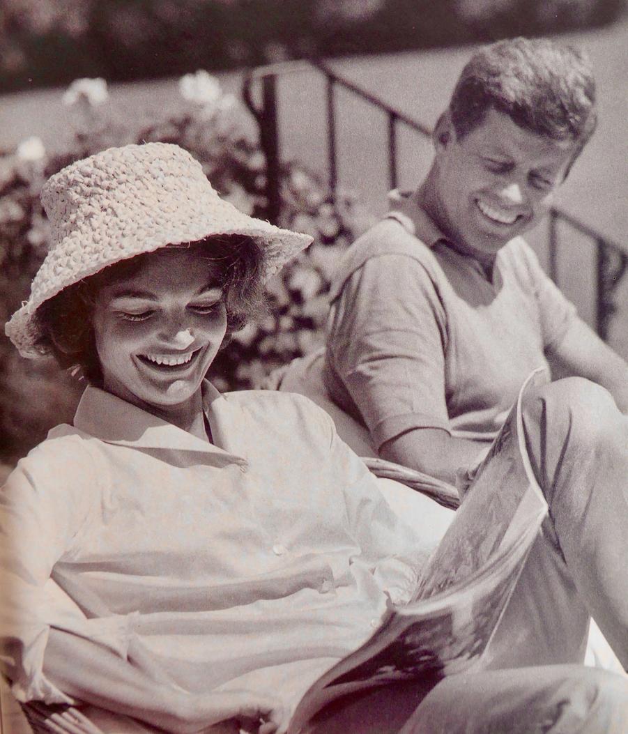 Après son décès, Jackie est inhumée à Arlington, côte à côte avec John F. Kennedy, dans un lieu respecté et cher au cœur de nombreux Américains. Cette union posthume symbolise aussi la complexité de sa vie, à cheval entre différents mondes et destins.