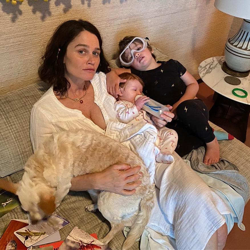 La surprise de ses grossesses, souvent inattendues pour son public, montre une mère honnête sur ses défis. Robin évoque sa fatigue, mais aussi sa joie immense. Elle reconnaît aussi la complexité d'être maman tout en restant active.