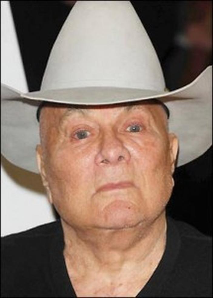 La cause du décès de Tony Curtis nous rappelle que même les stars qui semblent immortelles sont humaines et vulnérables. L’arrêt cardiaque, conséquence finale d’une santé chancelante, met fin à un parcours exceptionnel.