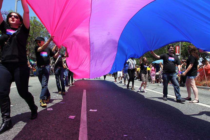 Le plaisir bisexuel ne se résume pas à des positions physiques ou à “inverser les rôles”.