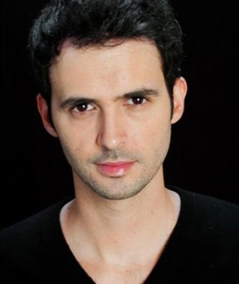 Raphaël Ferret est né le 9 mars 1979 à Vénissieux. Malgré une vie publique liée à sa carrière d’acteur, ses relations anciennes ou actuelles restent très privées, sans beaucoup d’informations.