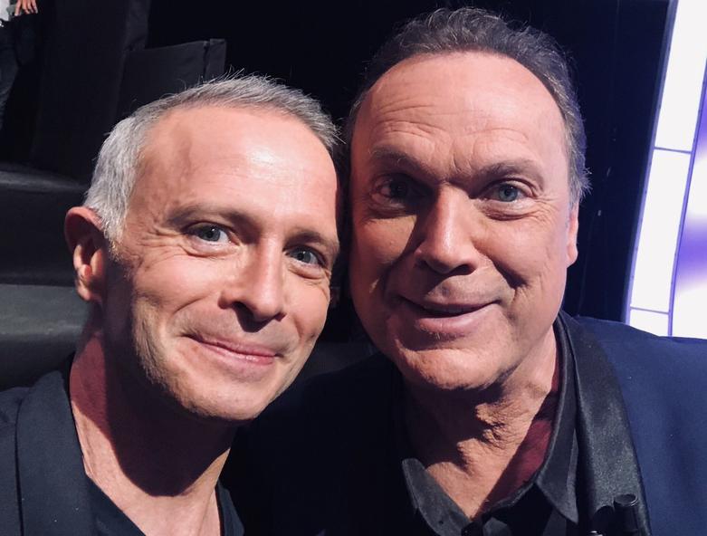 Tout commence à France Télévisions, un cadre banal pour certains, mais déterminant dans cette histoire. Helen y fait un stage et croise la route de Samuel Etienne. Le jeune stagiaire ne correspond pas du tout à l’image que se fait Samuel d’une future collaboratrice. Pourtant, ce dernier a rapidement admiré son sérieux et sa passion. “J’ai vu tout ce que j’aimais dans le boulot : rigueur, engagement, curiosité”, confiait-il.