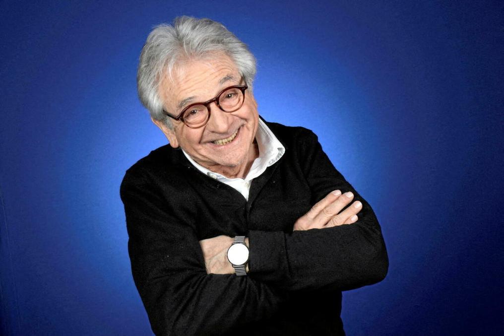 Son style au carnaval est semblable à celui qu’il affichait à la télé : il pose, il joue avec le public, enchaîne niouis et ninons dans une ambiance pleine de bonne humeur. Le public l’adorait, justement parce qu’il savait faire naître cette complicité et cet échange sincère.