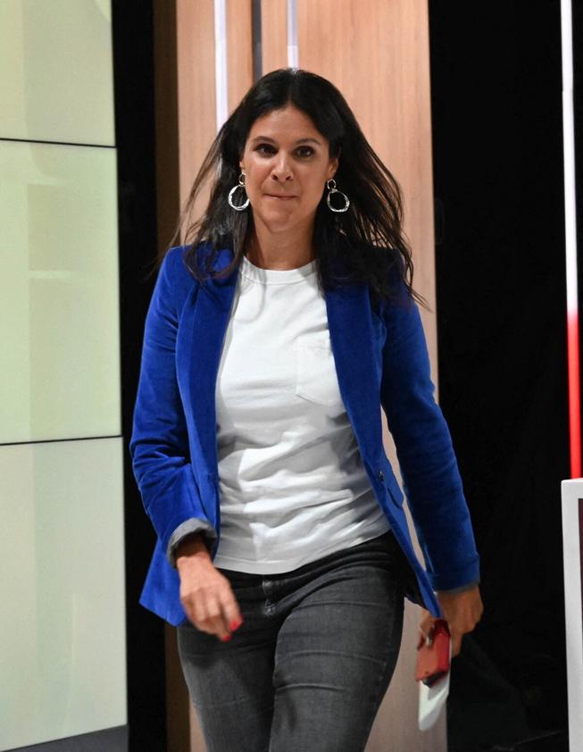 Apolline ne se cache pas derrière une façade parfaite. Elle dit clairement qu’elle ne pourrait jamais changer sa vie, même si elle est parfois épuisée par le stress ou les devoirs à vérifier. Une parenthèse honnête qui tranche avec l’image trop lisse de la maman cathodique que certains médias pourraient donner.