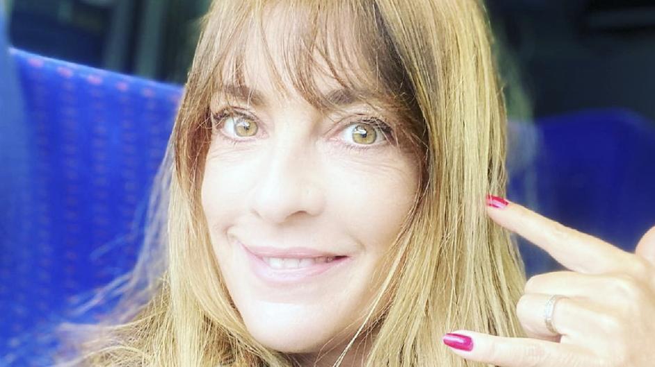 La maternité révèle à Ève Angeli une force insoupçonnée. Elle avoue avoir craint la grossesse, l’accouchement, et le milieu hospitalier. Mais son expérience fut "moins horrible que prévu", grâce au personnel attentionné et une chambre privée. Ces soins lui ont permis de s’épanouir malgré des nuits courtes.
