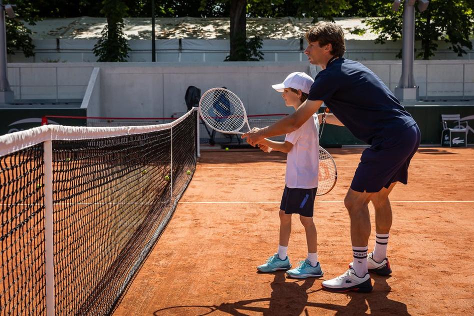 On retiendra que Yannick Noah ne s’est pas contenté d’être un ancien joueur vieillissant ; il est redevenu ce showman capable de transformer une journée sportive en véritable fête populaire. Pas mal pour un mec qui a raccroché la raquette depuis belle lurette !