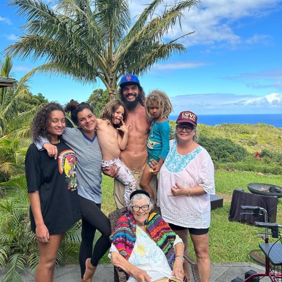 Yannick Noah, père engagé, transmet des valeurs de persévérance et de respect des racines. La famille célèbre son héritage camerounais avec fierté. Joalukas et Joakim partagent ce lien fort, souvent évoqué lors d’événements familiaux.