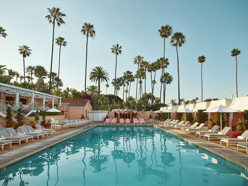 Similairement, le Beverly Hills Hotel est un incontournable. Surnommé “The Pink Palace” pour sa façade rose enchanteresse, il brille depuis 1912, attirant immédiatement les grandes figures du cinéma muet comme Charlie Chaplin, avant de devenir la résidence estivale préférée de politiciens, musiciens et acteurs célèbres, de Michael Jackson au prince Rainier de Monaco. Aujourd’hui, il appartient au Sultan de Brunei, mais son charme est intact.
