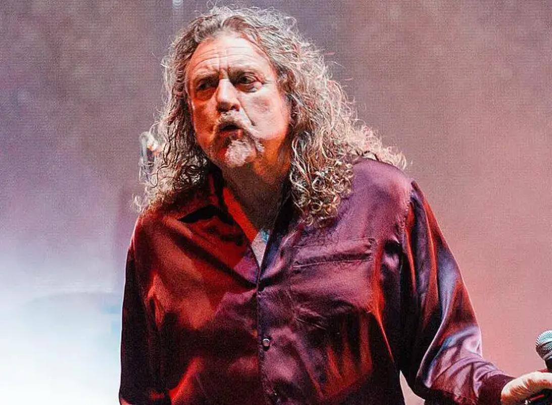 Ce qui surprend tout le monde, c’est qu’à 76 ans, Robert Plant tourne et crée toujours. Non seulement il joue, mais il expérimente aussi, notamment avec sa collaboration avec Alison Krauss, un projet qui lui a permis d’agrandir son répertoire musical sans renier ses racines rock. Ce duo a montré que l’âge ne rime pas avec immobilisme.