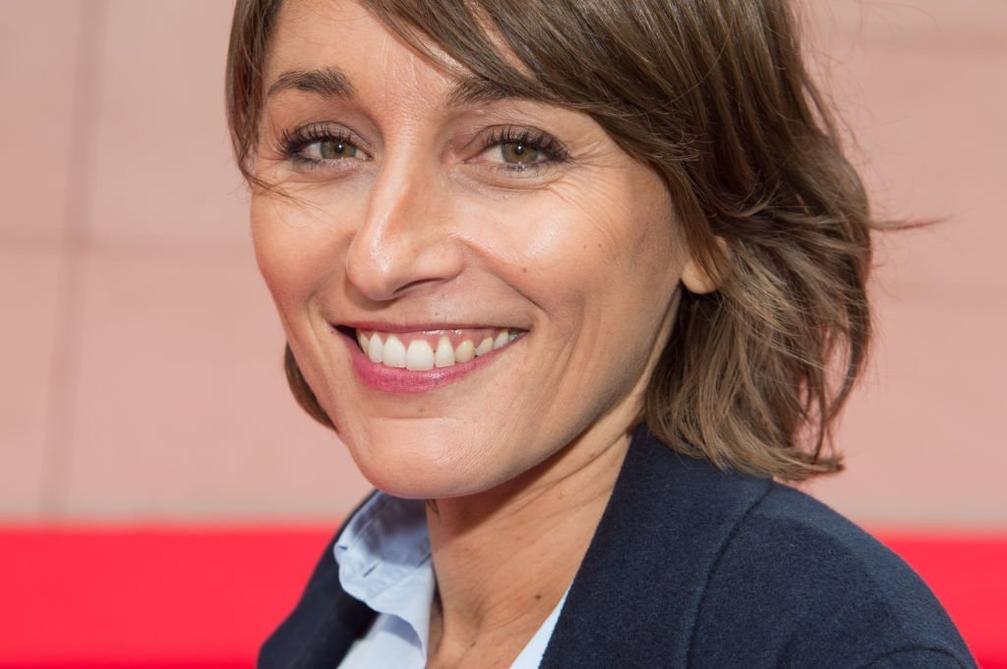 À la lecture de son âge, on imagine son parcours. Née il y a 44 ans, elle a probablement commencé ses études au tournant du siècle, à une époque où le journalisme se digitalisait, où les modes et méthodes changeaient très vite. C’est une génération qui a vécu la transition entre presse papier et numérique. Un atout maître pour faire le pont entre les anciens modes et l’innovation.