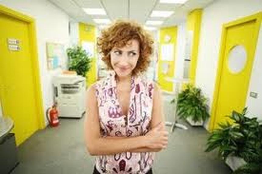 La galerie se complète avec des personnalités variées :Shirley Bousquetest Nancy, la directrice financière affutée ;Sylvie Loeilletjoue Carole Dussier-Belmont, la commerciale impitoyable ; et ne manquez pasGérard Chailloudans le rôle du chef des ressources humaines, Jean-Guy Lecointre, incarnation même des procédures rigides mais comiques.