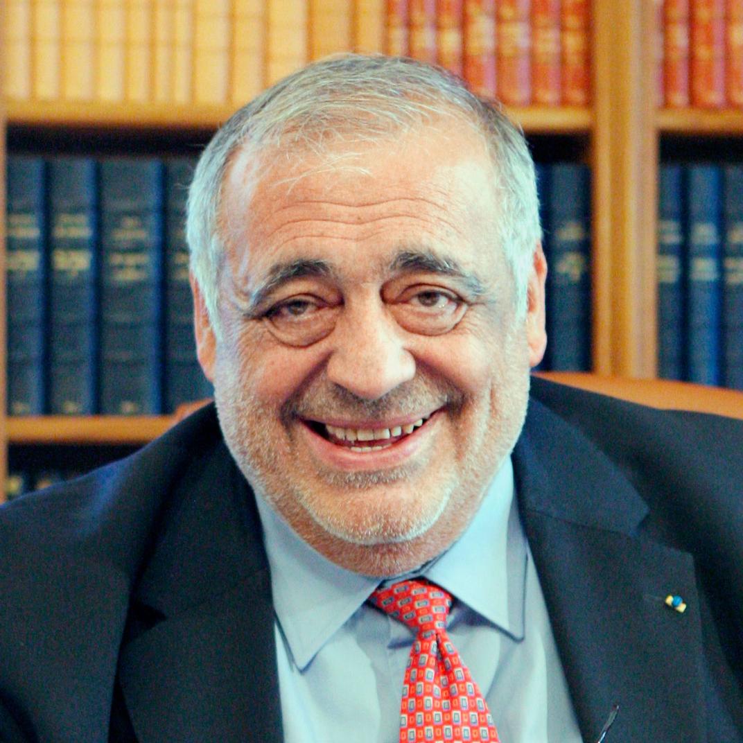 Philippe Séguin est l'ancien maire d'Épinal ayant exercé ses fonctions de 1983 à 1997, soit pendant 14 ans, 7 mois et 22 jours.Son mandat est marqué par trois victoires nettes aux élections municipales, toujours au premier tour, ce qui témoigne de son ancrage local.
