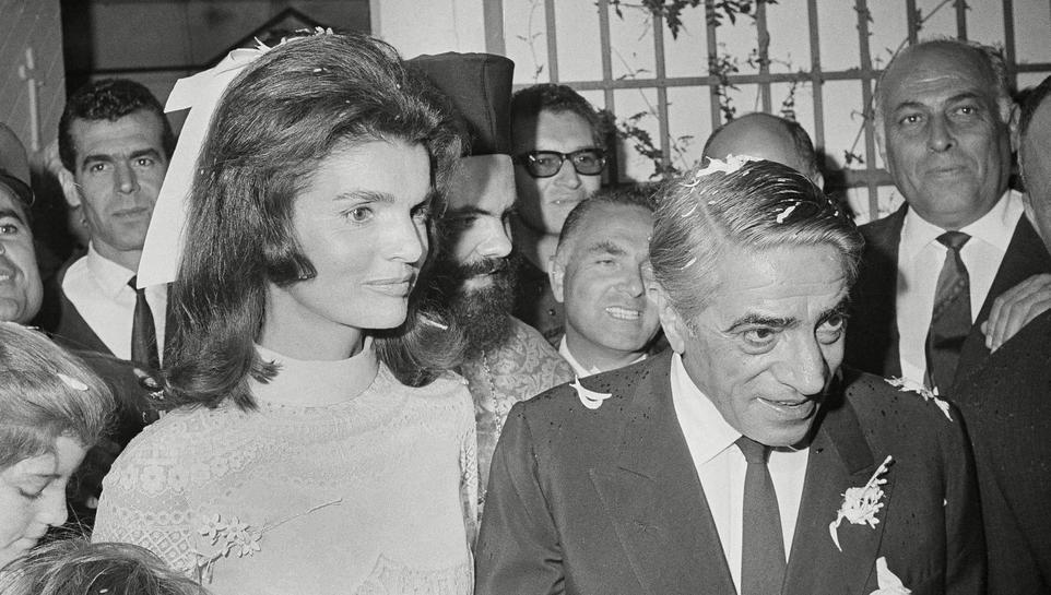 Après Onassis, elle rencontre Maurice Tempelsman, un homme d’affaires avec qui elle partage les dernières années de sa vie, jusqu’à sa disparition en 1994 d’un lymphome non hodgkinien.