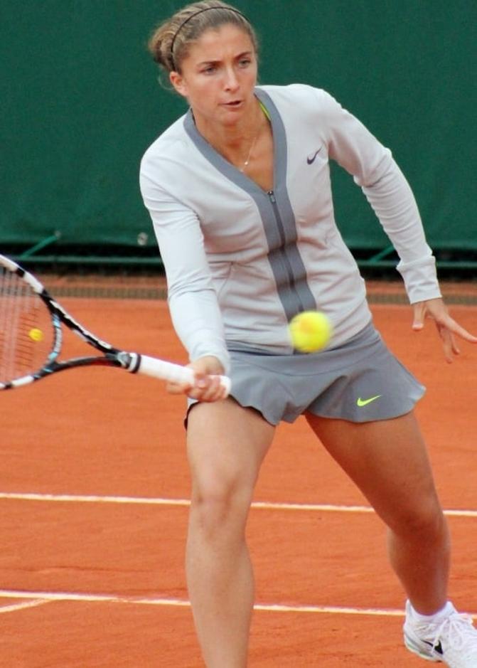 Quant à Simone Vagnozzi, autre entraîneur célèbre, il n’a aucune relation sentimentale avec Sara. Cette confusion vient simplement de leur cercle commun dans le monde du tennis italien.