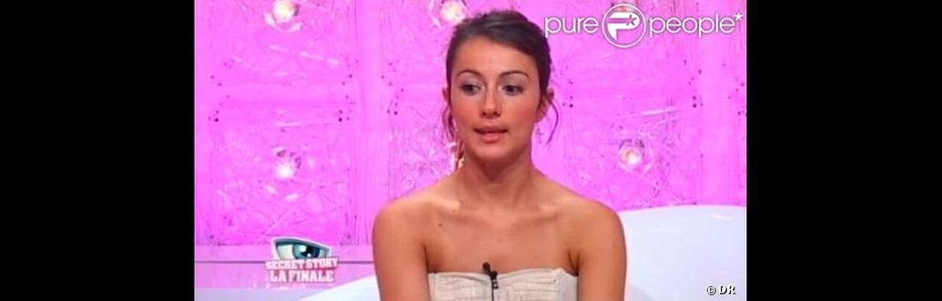 Le 27 juin 2008, Alexandra entre dans l’aventure avec ce secret unique. La tension monte : gardera-t-elle son secret jusqu’à la fin ? Pas vraiment. C’est Cyril Paglino, avec qui elle lie une relation romantique, qui découvre son identité royale dès la quatrième semaine. Malgré quatre nominations qui auraient pu lui coûter cher, la princesse va jusqu’en finale. Elle décroche la quatrième place avec 11 % des votes et repart avec 64 588 euros en poche. Pas mal pour une princesse moderne, n’est-ce pas ?