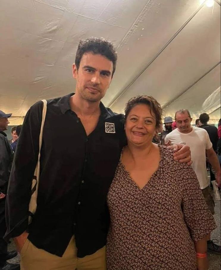 Oui, Theo James est marié à Ruth Kearney, son amour de longue date.Après une décennie de relation, le couple s’est uni en 2018 lors d’une cérémonie très discrète qui a eu lieu à l’Islington Town Hall, à Londres.