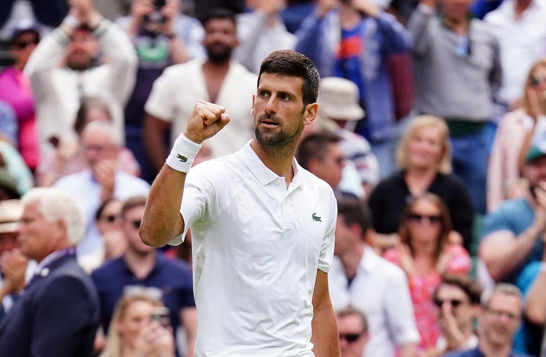 Se pourrait-il que Stefan Djokovic devienne un jour un adversaire pour Arthur Fils ou qu’ils partagent plus que des noms lors d’un futur tournoi ? La fiction se mêle à la réalité du sport.