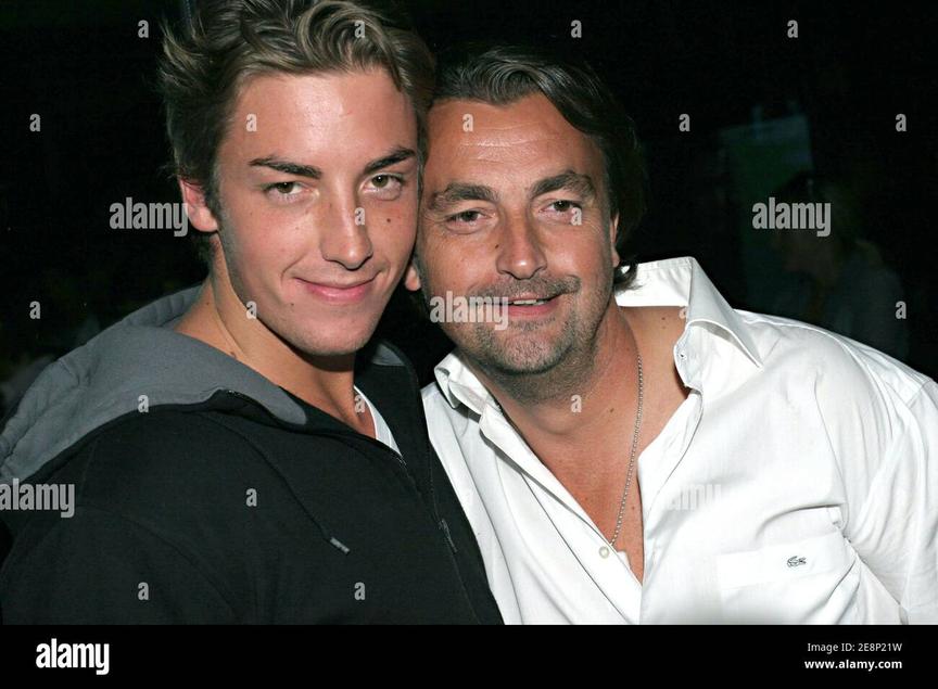 Mais la saga Leconte dans Secret Story ne s’arrête pas là ! Eh oui, le jeune Ulysse, frère cadet de Maxime, a lui aussi tenté sa chance dans la célèbre émission. En 2024, à 18 ans, il a rejoint la douzième saison, tentant de faire oublier l’ombre imposante de son célèbre papa et de son grand frère.