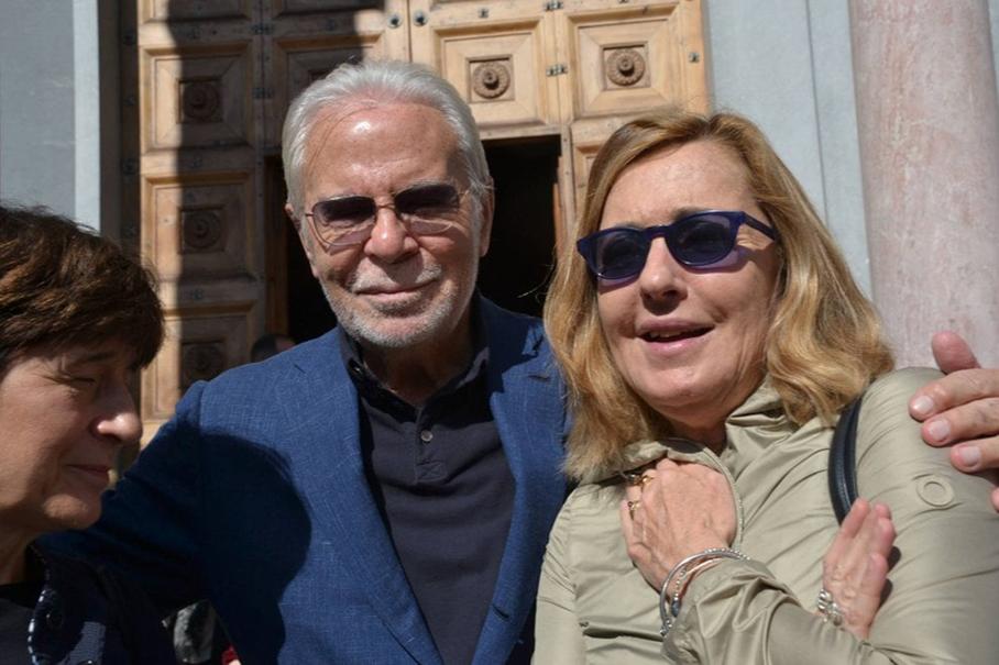 Marcello Mastroianni reste une figure clé de cette histoire. Malgré ses infidélités répétées, il n’a jamais abandonné Flora Carabella, sa femme légitime avec laquelle il partageait une complicité certaine. Catherine Deneuve, actrice emblématique et ancienne compagne de Marcello, n’a pas pu endurer cette situation plus de quatre ans, mettant fin à leur relation.