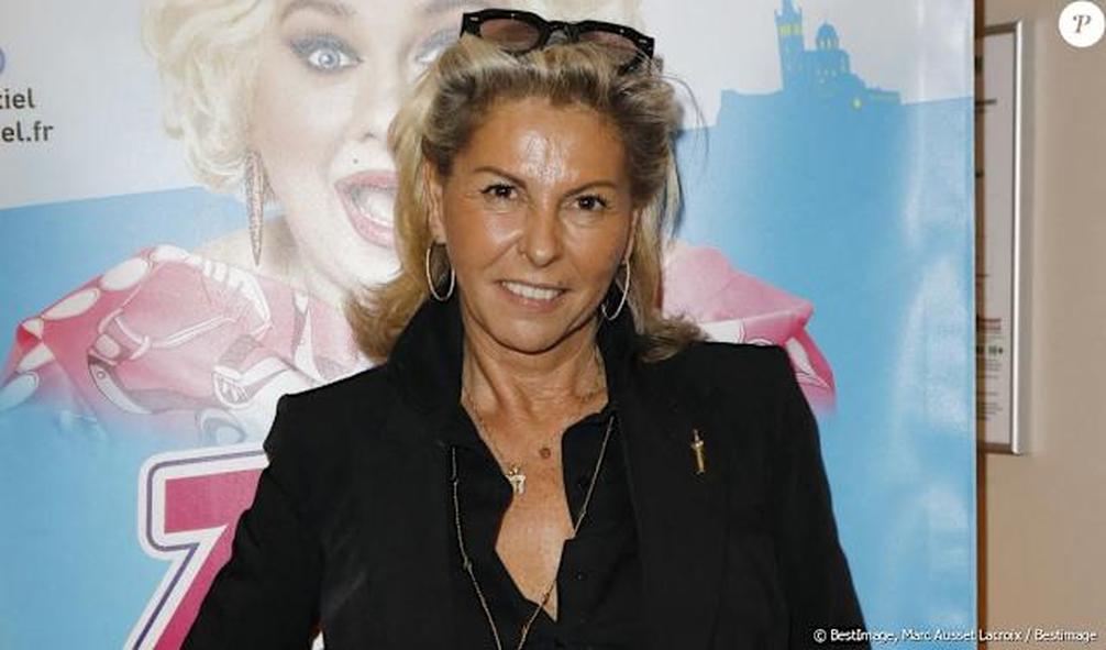 Victoire n’est pas qu’une simple fille de star. Depuis son plus jeune âge, elle baigne dans l’univers des objets anciens et du marchandage. Comme sa mère, elle s’intéresse aux trésors cachés et sait repérer la perle rare. Et on ne parle pas que d’objet : dialogue, rires, partage sont aussi au rendez-vous. Ensemble, elles travaillent sur plusieurs projets, prouvant que la passion familiale ne se transmet pas au simple hasard.