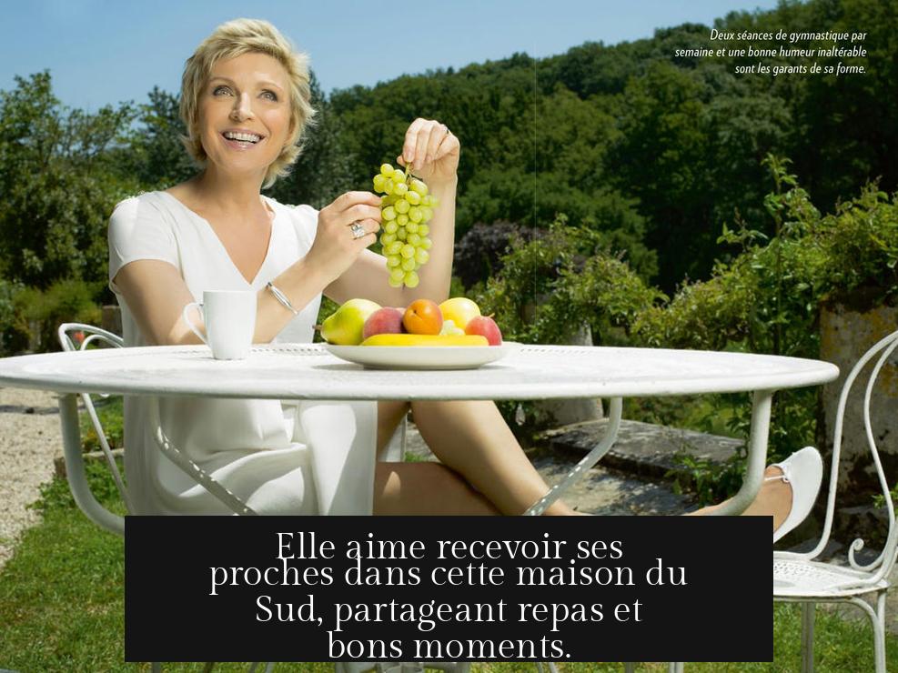 Elle aime recevoir ses proches dans cette maison du Sud, partageant repas et bons moments.