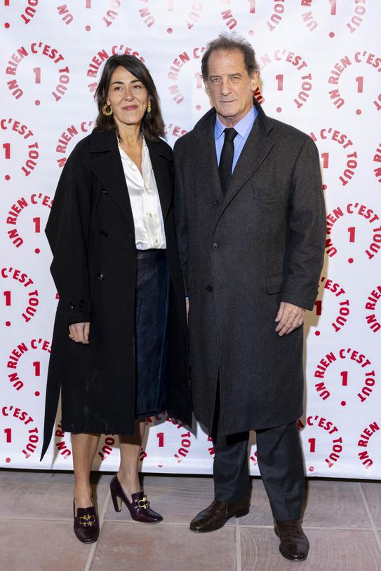 Mal à l’aise avec le star-système, Cécile préfère garder un profil discret. Elle incarne une autre facette du partenariat avec Vincent Lindon : celle d’une connexion basée sur des valeurs plutôt que sur la célébrité. Leur complicité se manifeste aussi par leur engagement dans des causes humanitaires et écologiques.