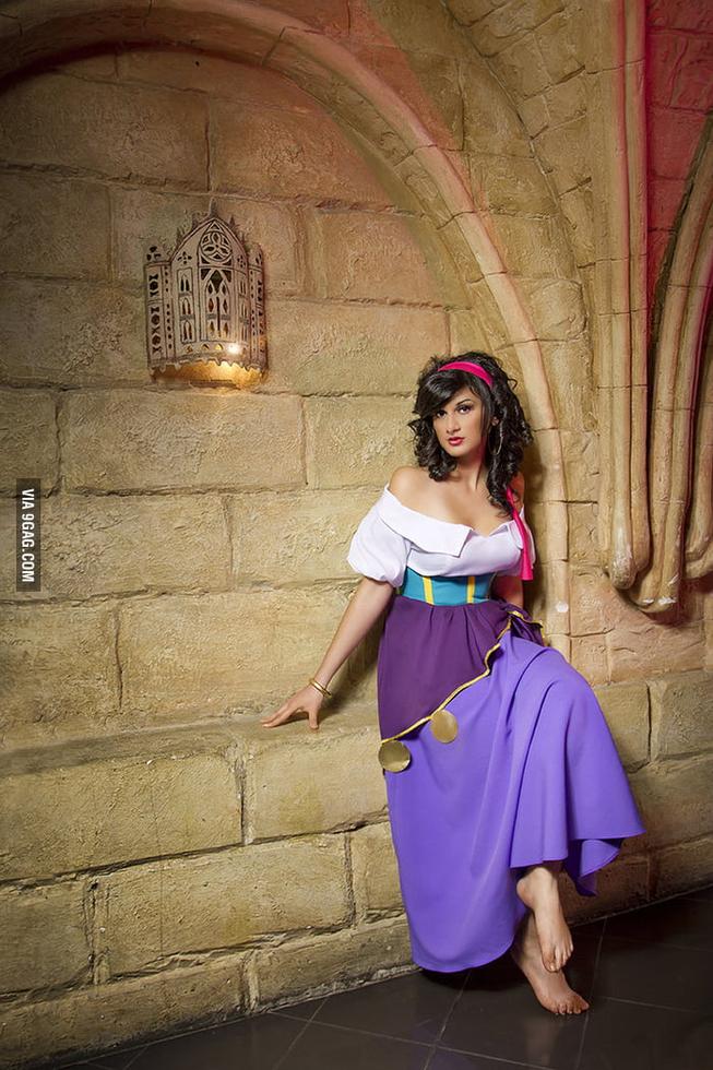Comment Esmeralda est présentée visuellement ?