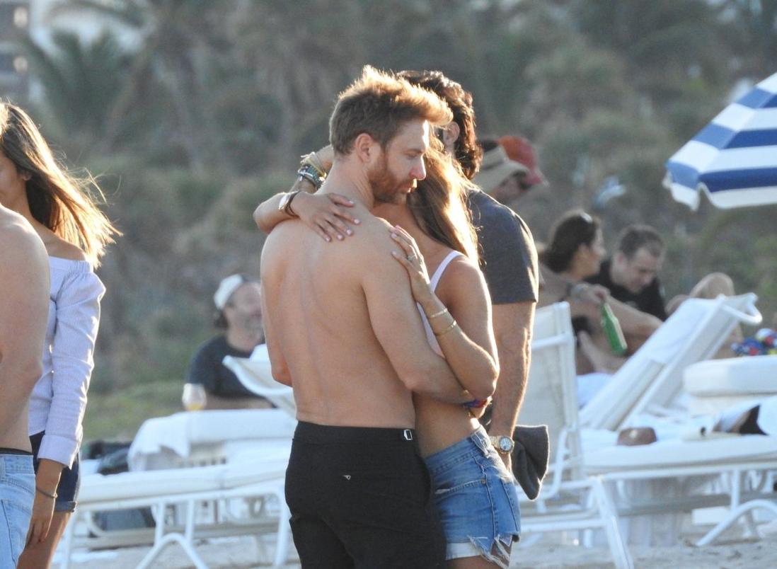 Alors que le couple passe souvent ses étés ensemble à Ibiza, lieu mythique où David garde ses résidences estivales, la vie les éloigne peu à peu. Jessica réside principalement aux États-Unis, tandis que David est souvent en Europe, en tournée ou à Ibiza. Cette séparation géographique n’est pas qu’un détail, elle devient le mal du couple.