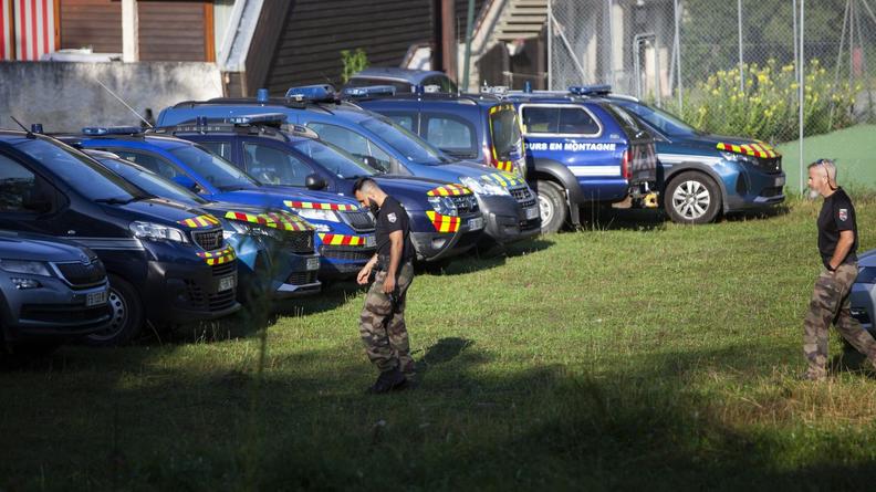 Presque deux ans plus tard, le mardi 25 mars 2025, les grands-parents et deux enfants majeurs sont placés en garde à vue pour « homicide volontaire » et « recel de cadavre ». Après 48 heures d’interrogatoire et perquisition, ils ressortent libres, mais l’enquête reste ouverte.