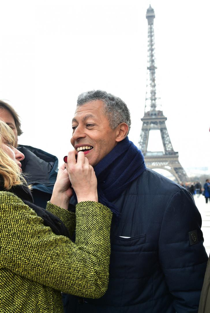 Dans un monde où l'exposition est la règle, l'attitude de Rachid M’Barki fait figure d’exception. Il ne cède pas à la tentation de dévoiler trop de sa vie familiale. Cela incite à réfléchir : est-ce qu’on ne devrait pas tous un peu plus préserver notre jardin secret ?